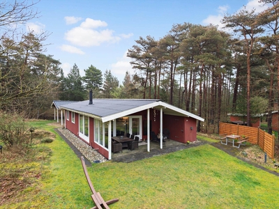 Klassisk træsommerhus på skøn naturgrund i Ho