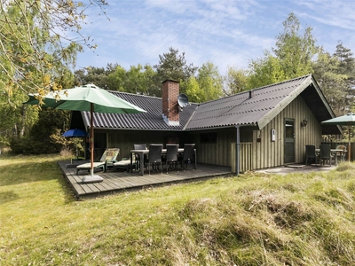 Dejligt sommerhus på stor ugeneret grund, tæt på havet