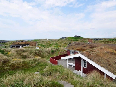 Feriehus beliggende på en pragtfuld kuperet klitgrund.