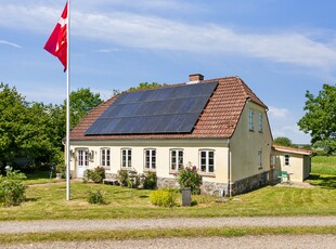 CHARMERENDE LANDHUS MED MARKUDSIGT I KØBENHOVED