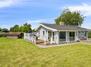 LYST OG VENLIGT SOMMERHUS PÅ SOLRIG GRUND