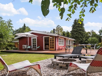 Ældre svenskrødt træsommerhus, med en dejlig beliggenhed tæt på Sandvig havn.