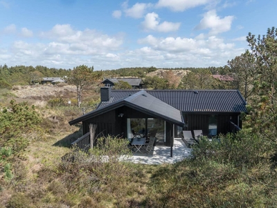 Feriehus beliggende på en pragtfuld, ugenert natur- og klitgrund.