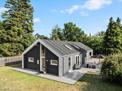 Skønt sommerhus ved Rude Strand med dejlige terrasse, badekar og hems