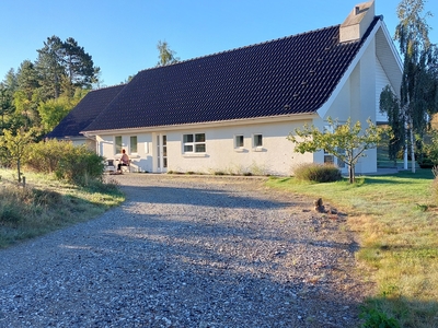 Fortryllende udsigt, rene linjer og modernitet er omdrejningspunkterne for denne helt fantastiske villa, der skriver adresse på Bønnerupvej 70C. Fra hjemmet kan I nyde udsigten til grønne marker med græssende heste eller det blå hav ved Bøn