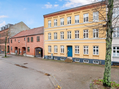 INDBYDENDE LEJLIGHED PÅ CENTRAL OG ROLIG ADRESSE VED ODENSE CENTRUM