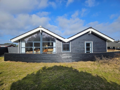 Hyggeligt og velindrettet sommerhus med solrige terrasser