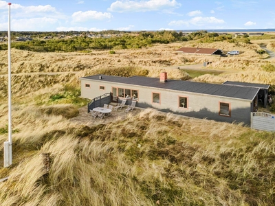 Hyggeligt træsommerhus på ugeneret klitgrund i Klegod