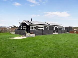 INDBYDENDE SOMMERHUS MED DEJLIG HAVE NÆR STRAND