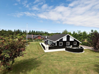 Moderne indrettet sommerhus med velholdt have i Bork Havn