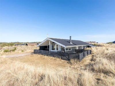 Velholdt sommerhus i naturskønne Bjerregård – bare 400 meter fra stranden