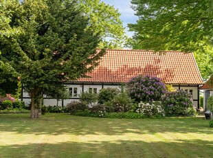 SMUK & KLASSISK VILLA MED FLOTTE DETALJER OG ØKOLOGISK HAVE