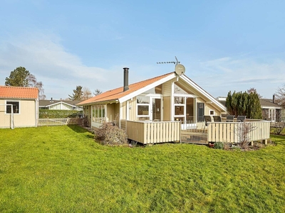 Dejligt, lyst og rummeligt sommerhus ved Dyngby Strand