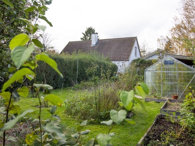 LYST OG HYGGELIGT HUS I EN AF HORNSHERREDS CHARMERENDE LANDSBYER