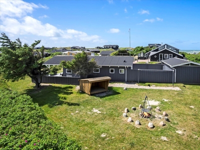 Lyst og indbydende sommerhus 150 meter fra Løkken Strand