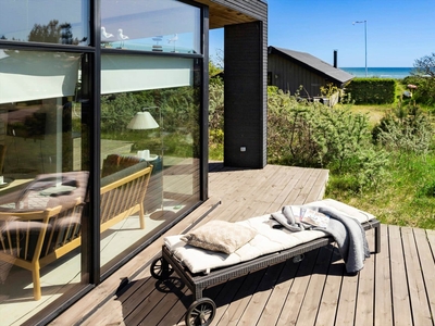 Flot sommerhus med spa og havudsigt ved Dyngby Strand