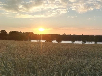 Hus på landet med søudsigt.