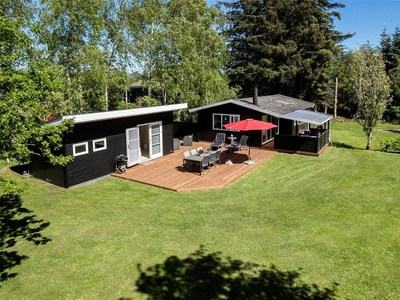 Nydeligt sommerhus på hyggelig havegrund med fantastisk overdækket terrasse