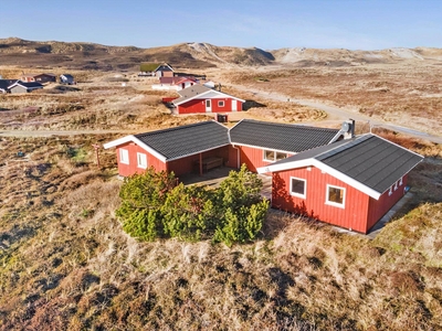 Skønt sommerhus på stor naturgrund få skridt fra Vesterhavet