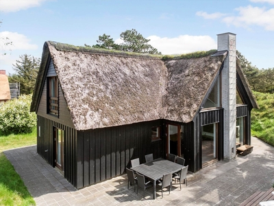 Stråtækt kvalitetssommerhus på smuk naturgrund nær Fanø Bad