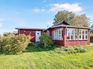 CHARMERENDE SOMMERHUS I KIRKE HYLLINGE