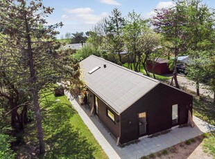 Dette lækre sommerhus med sauna, er skønt beliggende tæt på stranden