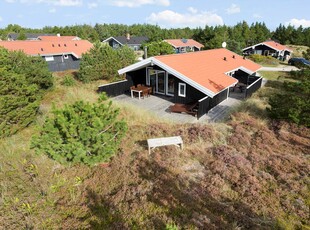 Flot sommerhus beliggende tæt på dejlige Ulvshale Strand