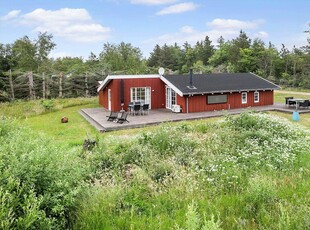 Hyggeligt sommerhus med skøn terrasse og udsigt til åbne marker