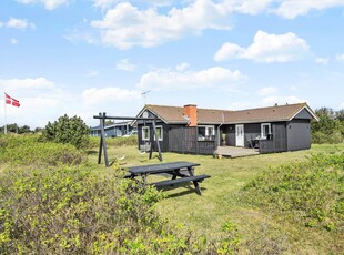 Hyggeligt sommerhus nær Vesterhavet – stor grund med plads til leg