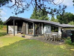 Hyggeligt sommerhus på stor og ugeneret naturgrund i Kongsmark