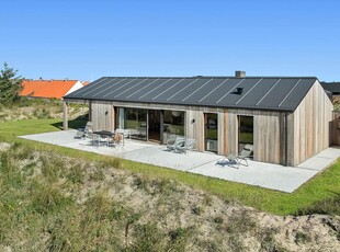 Nybygget træsommerhus – elegant, nordisk stil og central beliggenhed i Blokhus