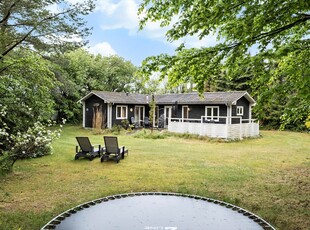 Pænt moderniseret sommerhus med sauna og idyllisk naturgrund