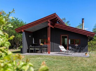 Velholdt arkitekttegnet sommerhus med stor hyggelig have ved Dyngby Strand