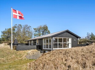 Velindrettet træsommerhus med anneks og skønne terrasser