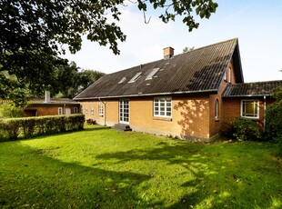 Villa med god plads til storfamilien både inde og ude. Villaen må benyttes som sommerhus, da der ikke er bopælspligt.