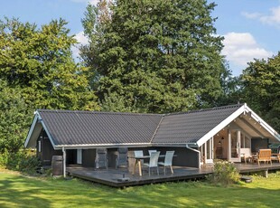 Dejligt Kalmar sommerhus, for enden af vejen i naturskønne omgivelser ved Faxe Ladeplads.