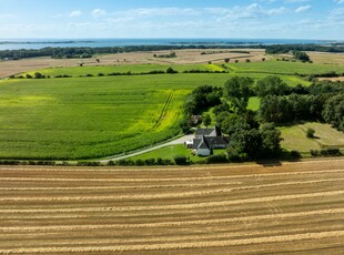 INDFLYTNINGSKLAR HESTEEJENDOM I SMUK NATUR