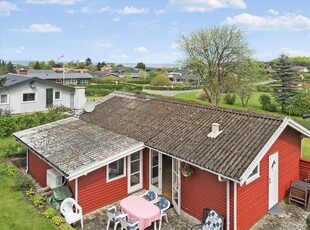 Pænt sommerhus i børnevenligt ferieområde – kun 400 meter fra stranden