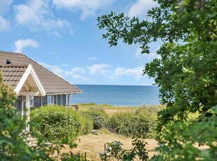 Stort, lækkert sommerhus med spa beliggende i 2. række ved stranden i Klint