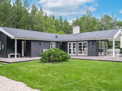 Idyllisk sommerhus beliggende på stor lukket naturgrund i Henneby