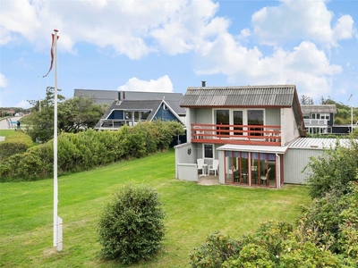 Ældre træsommerhus med udsigt over Ringkøbing Fjord