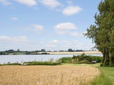 Ren idyl i Morten Korch stil på nedlagt landbrug med havudsigt og skøn have til vandet.