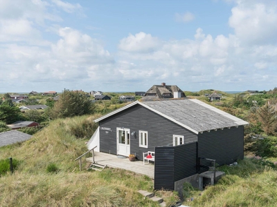 Hyggeligt feriehus højtbeliggende på en klitgrund med god udsigt.