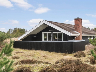 Hyggeligt sommerhus på lukket vej nær flot natur og Blåvands bymidte