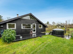 IDYLLISK SOMMERHUS MED VILDMARKSBAD I JEGUM FERIELAND