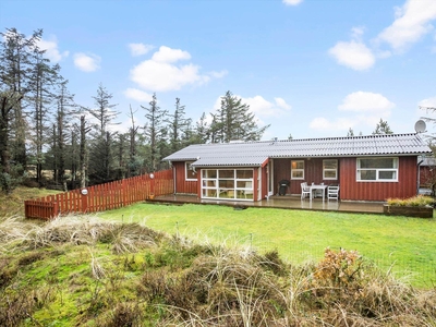 Hyggeligt indrettet sommerhus på fredelig beliggenhed i naturen.