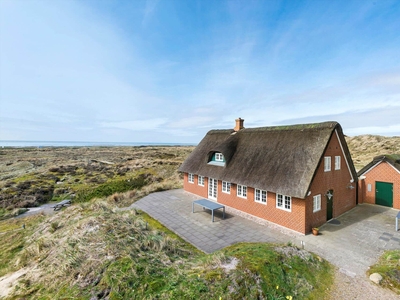 Kvalitetssommerhus med idyllisk adresse og naturskøn panoramaudsigt