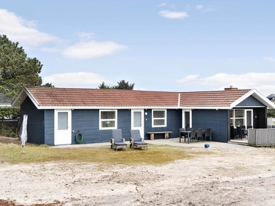 Lyst og indbydende sommerhus i kort gåafstand fra Rindby Strand