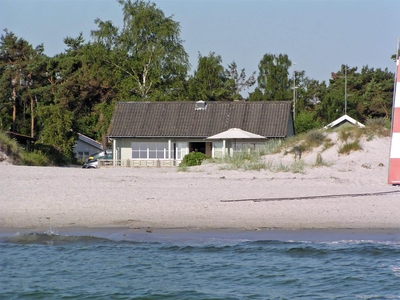 Sommerhus i strandkanten på Balka med havudsigt