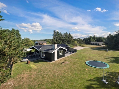 Supercharmerende sommerhus på stor, grøn grund